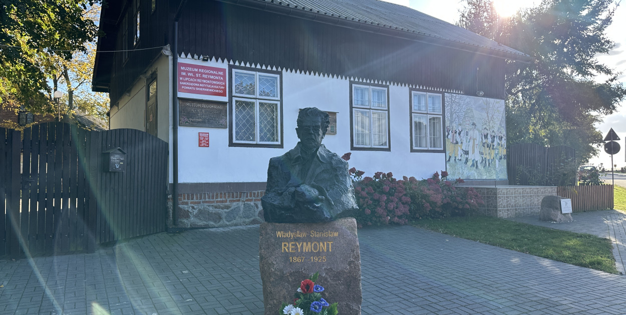 fot: popiersie Reymonta w Lipcach Reymontowskich