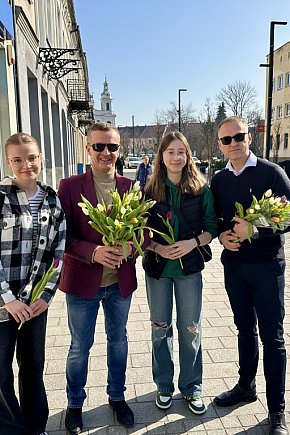 Kwiaty od radnych na Dzień Kobiet 2025 w Radomsku-229