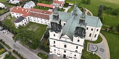 Zdemontowano grożący upadkiem krzyż z klasztornego kościoła w Gidlach-15917