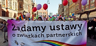 Prawie dwie trzecie Polaków chce wprowadzenia związków partnerskich-16246