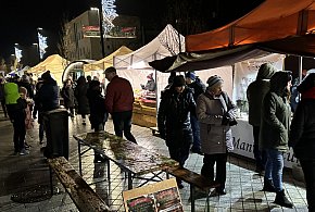 Halina Mlynkowa zaśpiewa kolędy podczas Jarmarku Świątecznego w Radomsku-19830