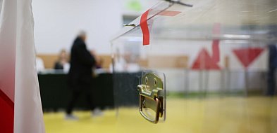 Seniorka zmarła w lokalu wyborczym; na czas akcji ratunkowej przerwan-23044