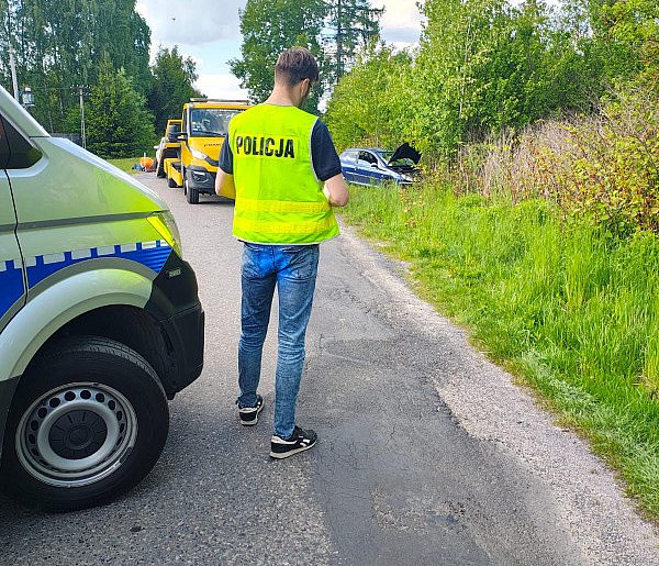 Zderzenie dwóch aut pod Radomskiem. Jedna osoba trafiła do szpitala-23091