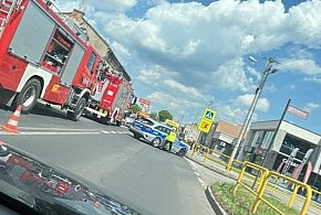 Zderzenie dwóch samochodów w centrum Radomska. Jedna osoba trafiła do szpitala-23202