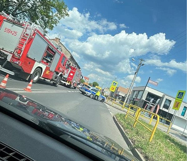 Zderzenie dwóch samochodów w centrum Radomska. Jedna osoba trafiła do szpitala-23202