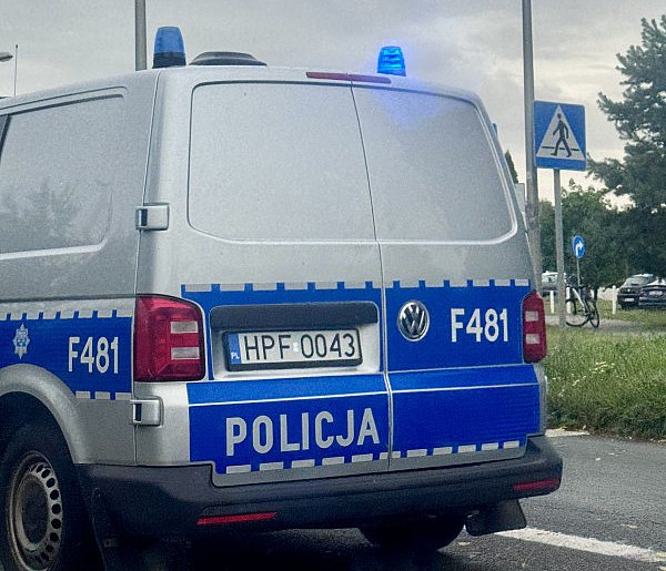 Rowerzystka wjechała pod samochód na przejściu dla pieszych. Policja przypomina o -23650