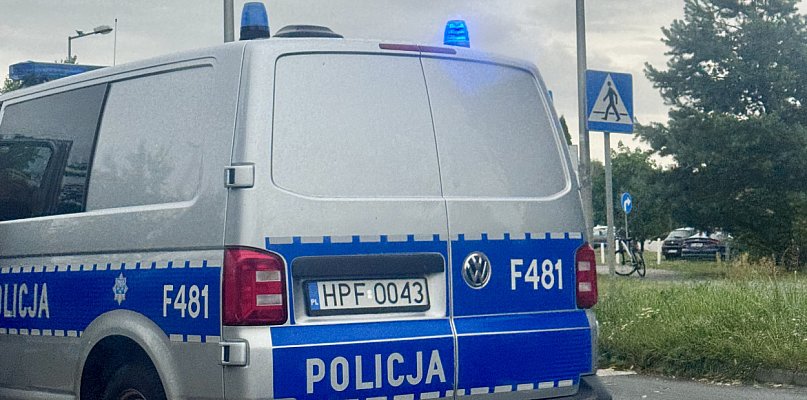 Rowerzystka wjechała pod samochód na przejściu dla pieszych. Policja przypomina o  - 23650