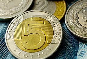 Setki tysięcy Polaków otrzymały nowe świadczenie. Co z resztą?-23682