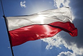 Flaga i hymn na nowo? Rząd chce korekty przepisów dot. symboli narodowych-23724