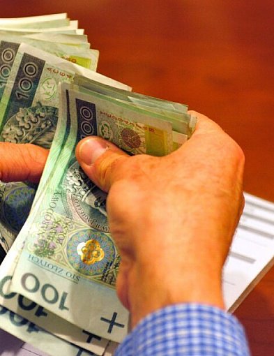 Raport: prawie połowie Polaków zarobki wystarczają tylko na miesięczne utrzymanie-23731