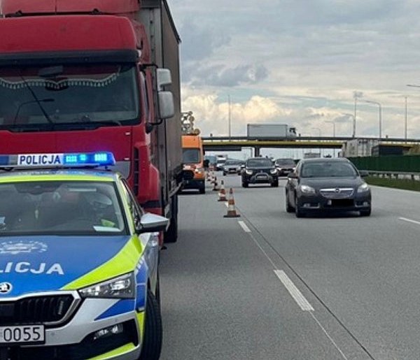 Pijany kierowca ciężarówki zatrzymany na A1 pod Radomskiem. Miał ponad 2 promile-23889