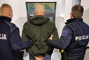 Policja w Częstochowie: ukrył się pod kołdrą, ale policjanci kołdrę odkryli-25176