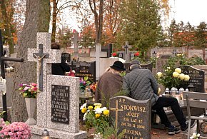 Savoir-vivre na 1 listopada. Jak się zachować podczas wizyty na cmentarzu?-25259