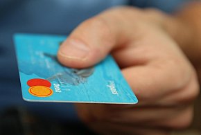 Fiskus skontroluje płatności kartą Polaków? Resort zabiera głos-25470