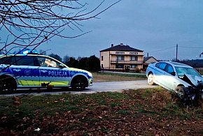 Nietrzeźwy 22-latek bez uprawnień rozbił BMW we wsi pod Radomskiem-25487