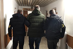 Pajęczno: urzędnicy wyprowadzeni z pracy i zatrzymani, akcja antykorupcyjna policj-25545