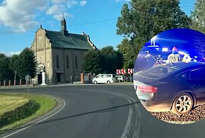 Audi wypadło z DK42 i uderzyło w ogrodzenie parafii pod Radomskiem-25812