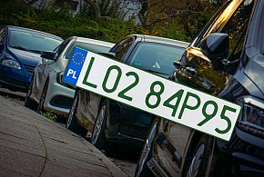 Tablice z zielonymi napisami na kolejnych autach. Nie chodzi o "elektryki"-25919