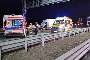 Zderzenie busa z ciężarówką na A1 koło Ochocic km 373,9 w stronę Katowic są ranni