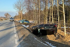 Dachowanie Audi A3 w Maluszynie; 54-letni kierowca trafił do szpitala