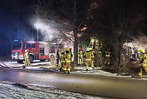 Tragiczny pożar domu w Radomsku. Nie żyje kobieta odnaleziona przez strażaków
