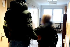 48-letnia kierowczyni po pijaku wjechała w płot, potem uciekała już pieszo, ale…