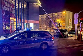 Wieczorne zdarzenie na ul Brzeźnickiej w Radomsku. Jeden z pojazdów uderzył w…