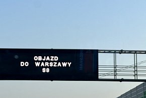 Poważny wypadek na A1 pod Tuszynem. Osobówka wjechała pod naczepę ciężarówki