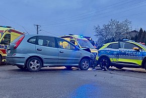 Zderzenie nissana z policyjnym radiowozem na ul. Piłsudskiego w Radomsku