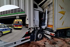 Wypadek na A1 pod Radomskiem. Zderzenie ciężarówek i zablokowane 3 pasy autostrady