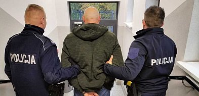 Policja w Częstochowie: ukrył się pod kołdrą, ale policjanci kołdrę odkryli-25176