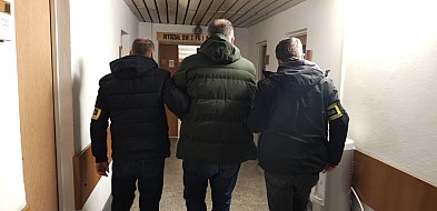 Pajęczno: urzędnicy wyprowadzeni z pracy i zatrzymani, akcja antykorupcyjna policj-25545