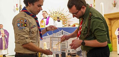 Harcerze przejęli Betlejemskie Światło Pokoju-25730