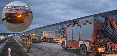 Groźny wypadek na A1: zderzenie auta z barierami energochłonnymi