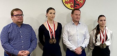 Sukces sztangistów z powiatu radomszczańskiego. Starosta podziękował medalistkom