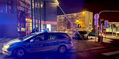 Wieczorne zdarzenie na ul Brzeźnickiej w Radomsku. Jeden z pojazdów uderzył w…