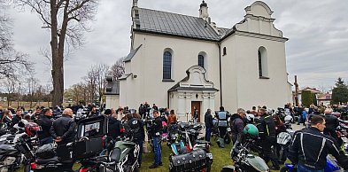 Motoświęconka w Strzałkowie pod Radomskiem przyciągnęła tłumy motocyklistów