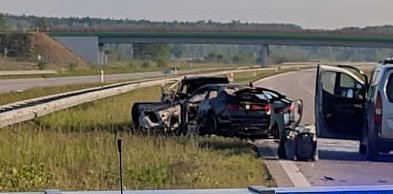 Autostrada A1 zablokowana po czołowym zderzeniu samochodów