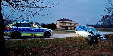 Nietrzeźwy 22-latek bez uprawnień rozbił BMW we wsi pod Radomskiem-25487
