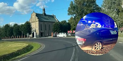 Audi wypadło z DK42 i uderzyło w ogrodzenie parafii pod Radomskiem-25812