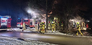 Tragiczny pożar domu w Radomsku. Nie żyje kobieta odnaleziona przez strażaków