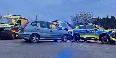 Zderzenie nissana z policyjnym radiowozem na ul. Piłsudskiego w Radomsku