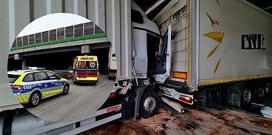 Wypadek na A1 pod Radomskiem. Zderzenie ciężarówek i zablokowane 3 pasy autostrady