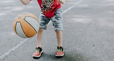 Małe stopy, duża sprawa – jak z głową wybrać sportowe buty dla dziecka