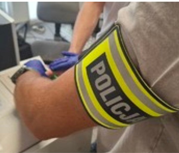 Zatrzymani z narkotykami trafili do policyjnej celi-24438