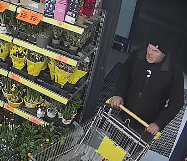 Policja z Radomska szuka mężczyzny podejrzanego o kradzież w Biedronce. Znasz go?-25020