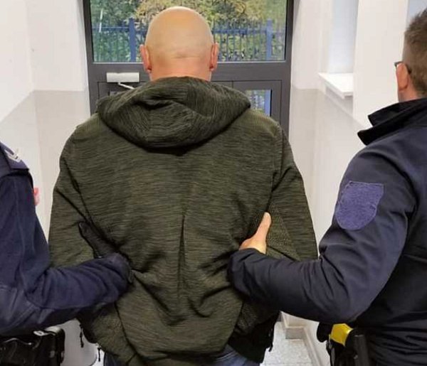 Policja w Częstochowie: ukrył się pod kołdrą, ale policjanci kołdrę odkryli-25176