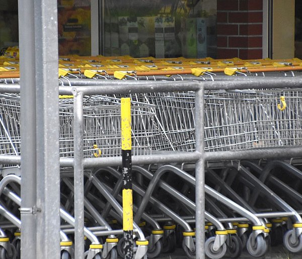 Czy 1 listopada zrobisz zakupy? Ten weekend zaskoczy wielu klientów-25256