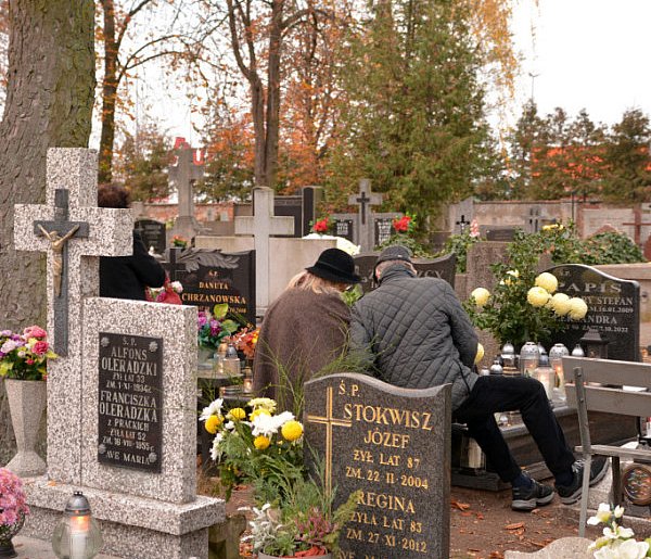 Savoir-vivre na 1 listopada. Jak się zachować podczas wizyty na cmentarzu?-25259