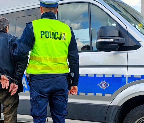 Aspirant Damian Jochym z Radomska zatrzymał pijanego kierowcę jadącego pod prąd-25247